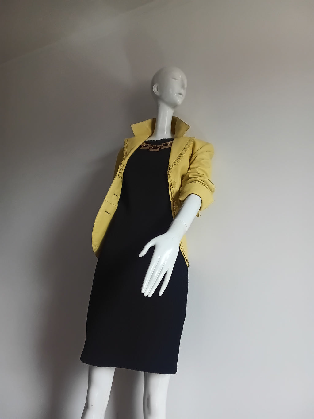 Robe Noire Gaufrée Collier Doré — Best Connections | Taille 34 EU