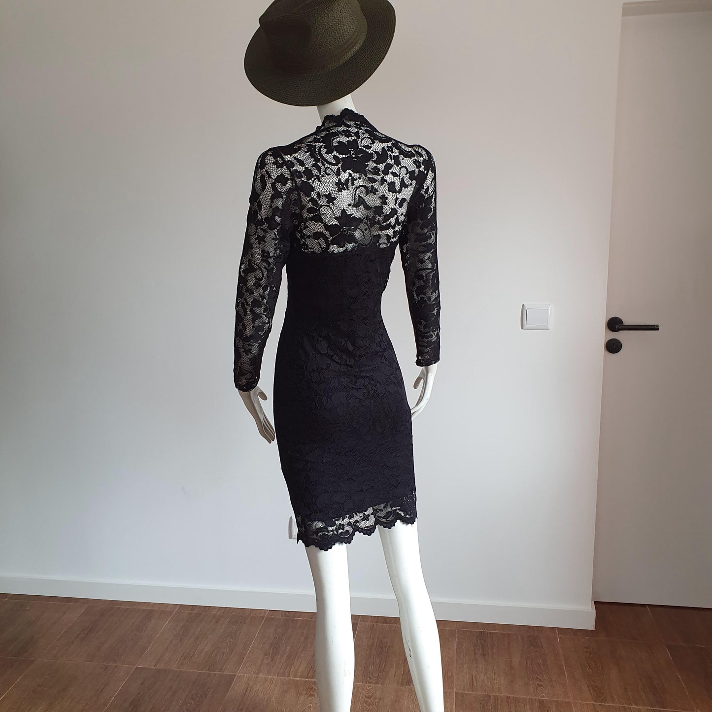 Robe Fourreau Dentelle Noire — Manches Longues Transparentes — Taille 36 FR