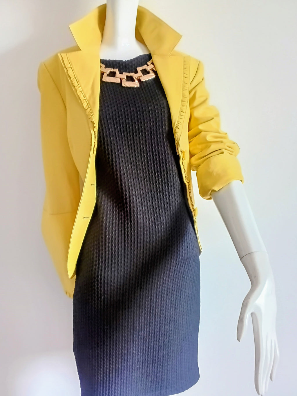 Robe Noire Gaufrée Collier Doré — Best Connections | Taille 34 EU