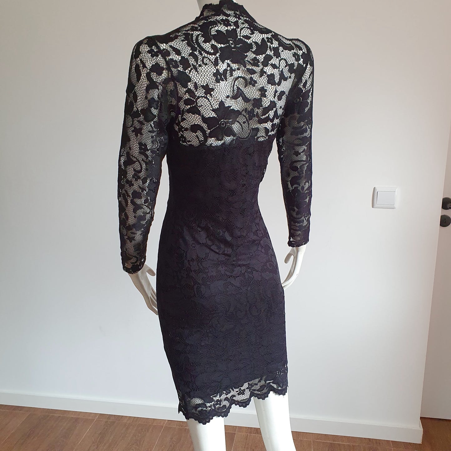 Robe Fourreau Dentelle Noire — Manches Longues Transparentes — Taille 36 FR