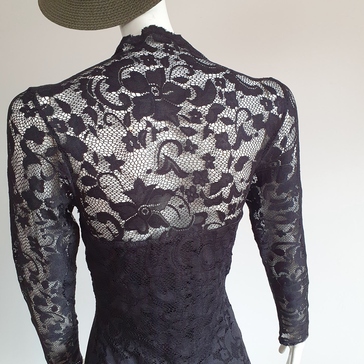 Robe Fourreau Dentelle Noire — Manches Longues Transparentes — Taille 36 FR