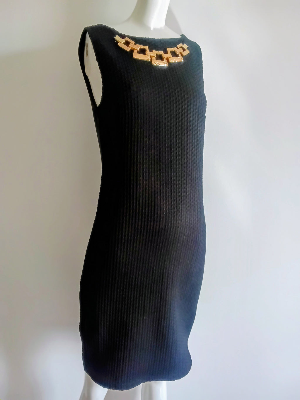 Robe Noire Gaufrée Collier Doré — Best Connections | Taille 34 EU