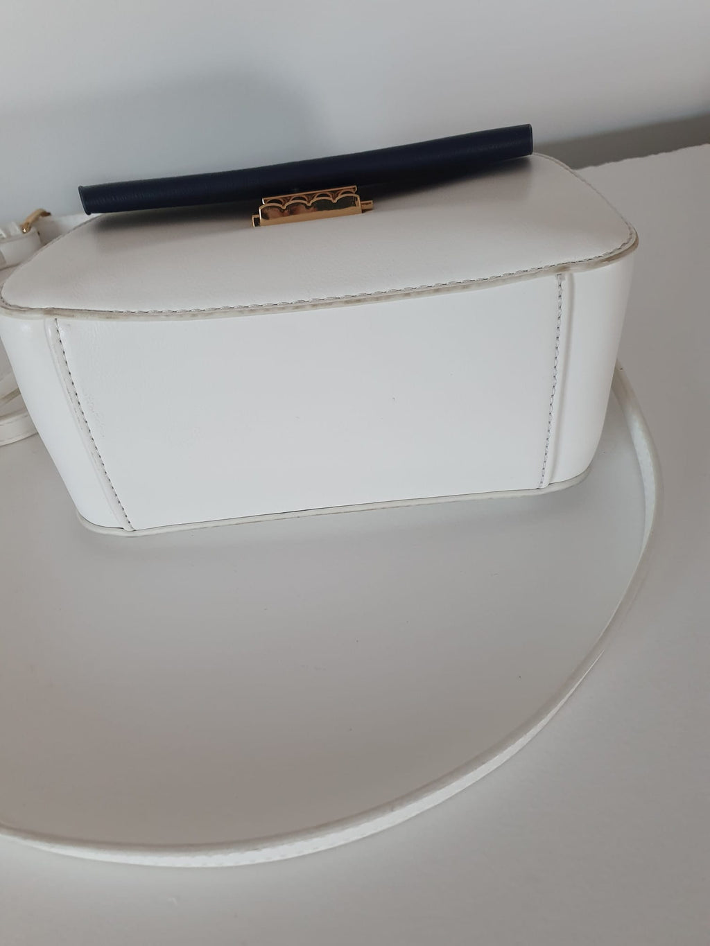 Sac à main bicolore blanc & marine — Anse tressée noire & finitions dorées