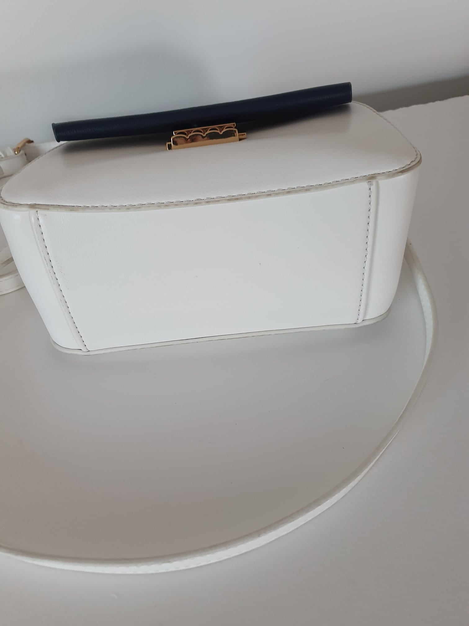 Sac à main bicolore blanc & marine — Anse tressée noire & finitions dorées