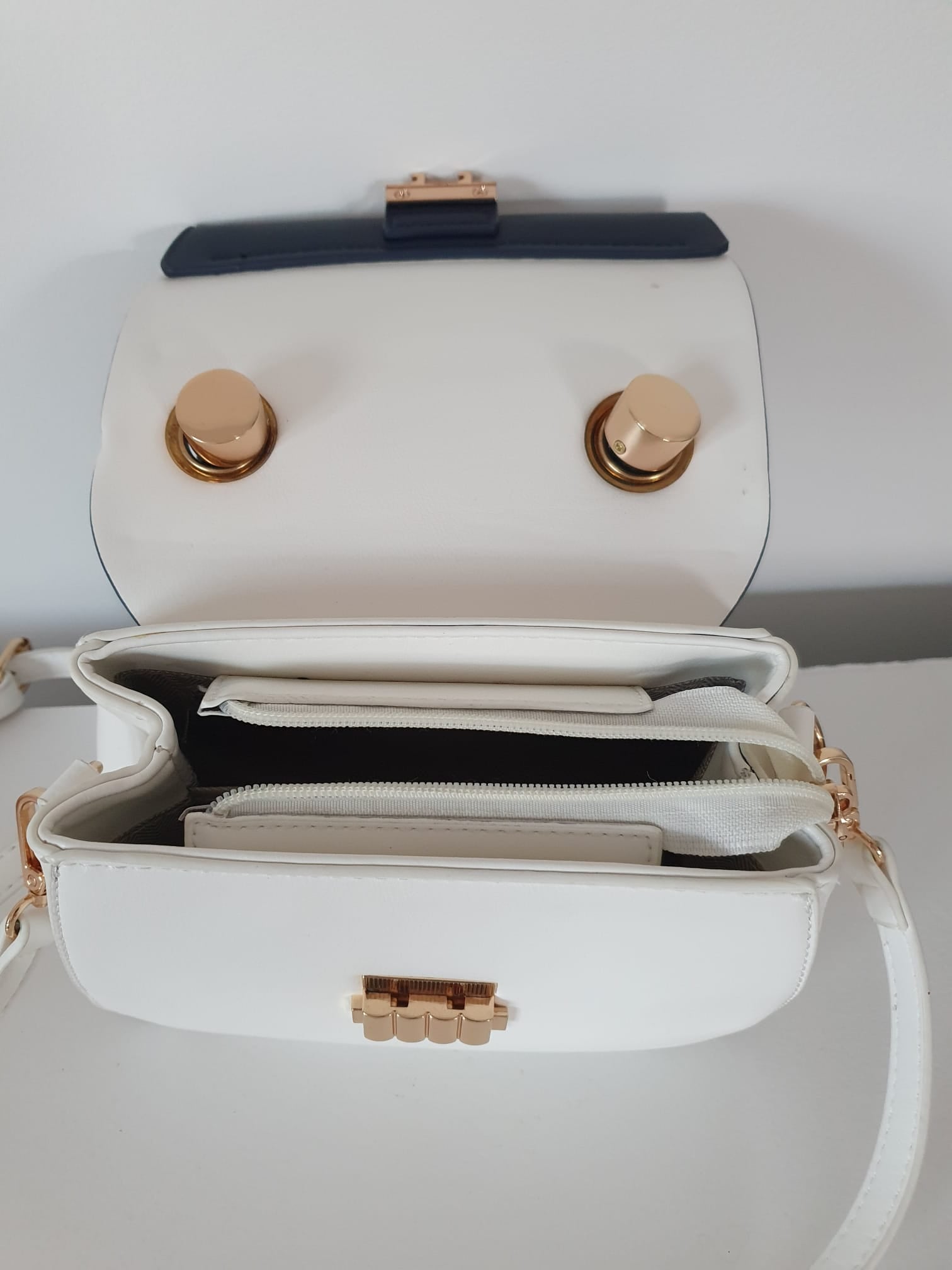 Sac à main bicolore blanc & marine — Anse tressée noire & finitions dorées