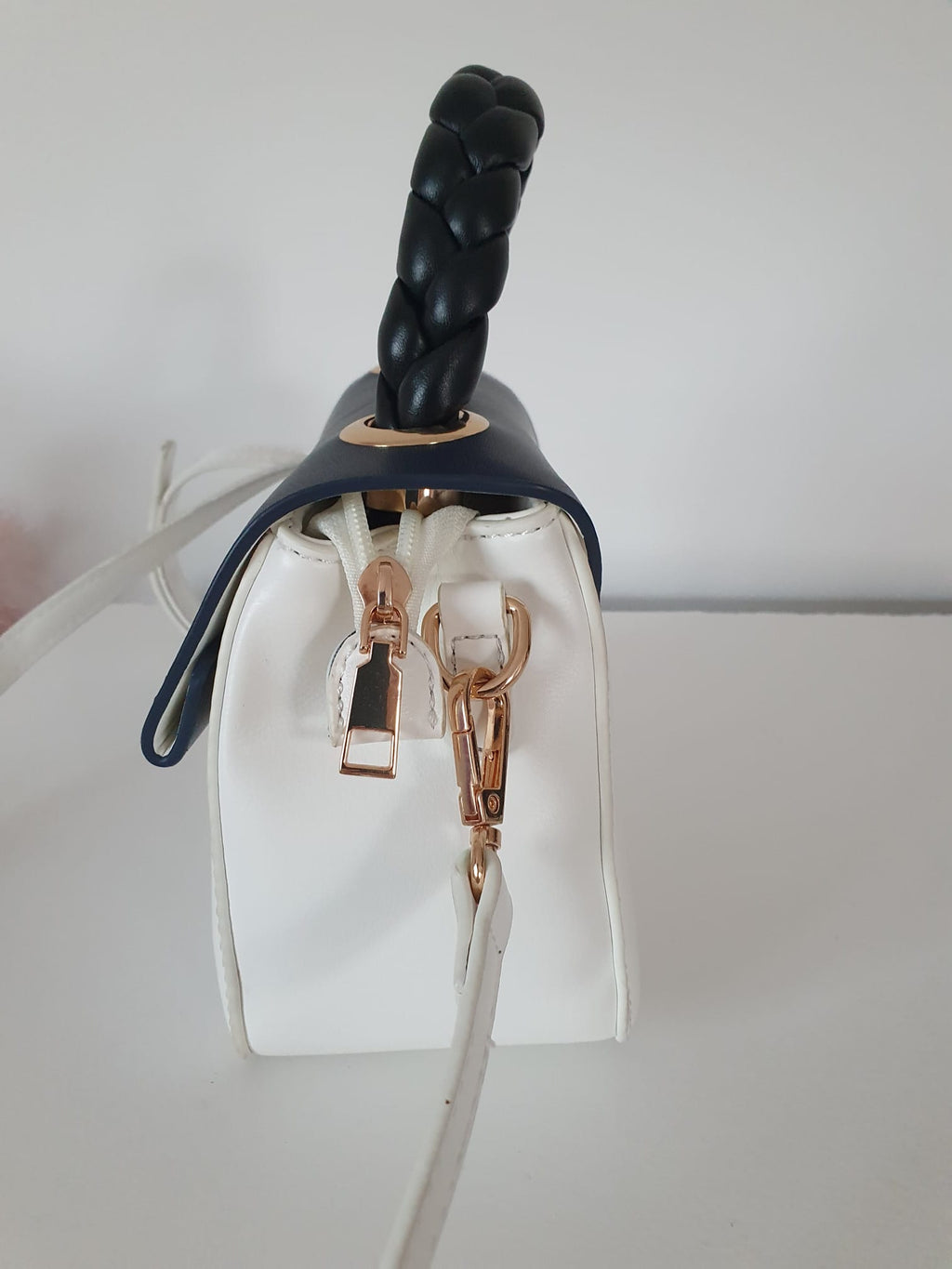Sac à main bicolore blanc & marine — Anse tressée noire & finitions dorées