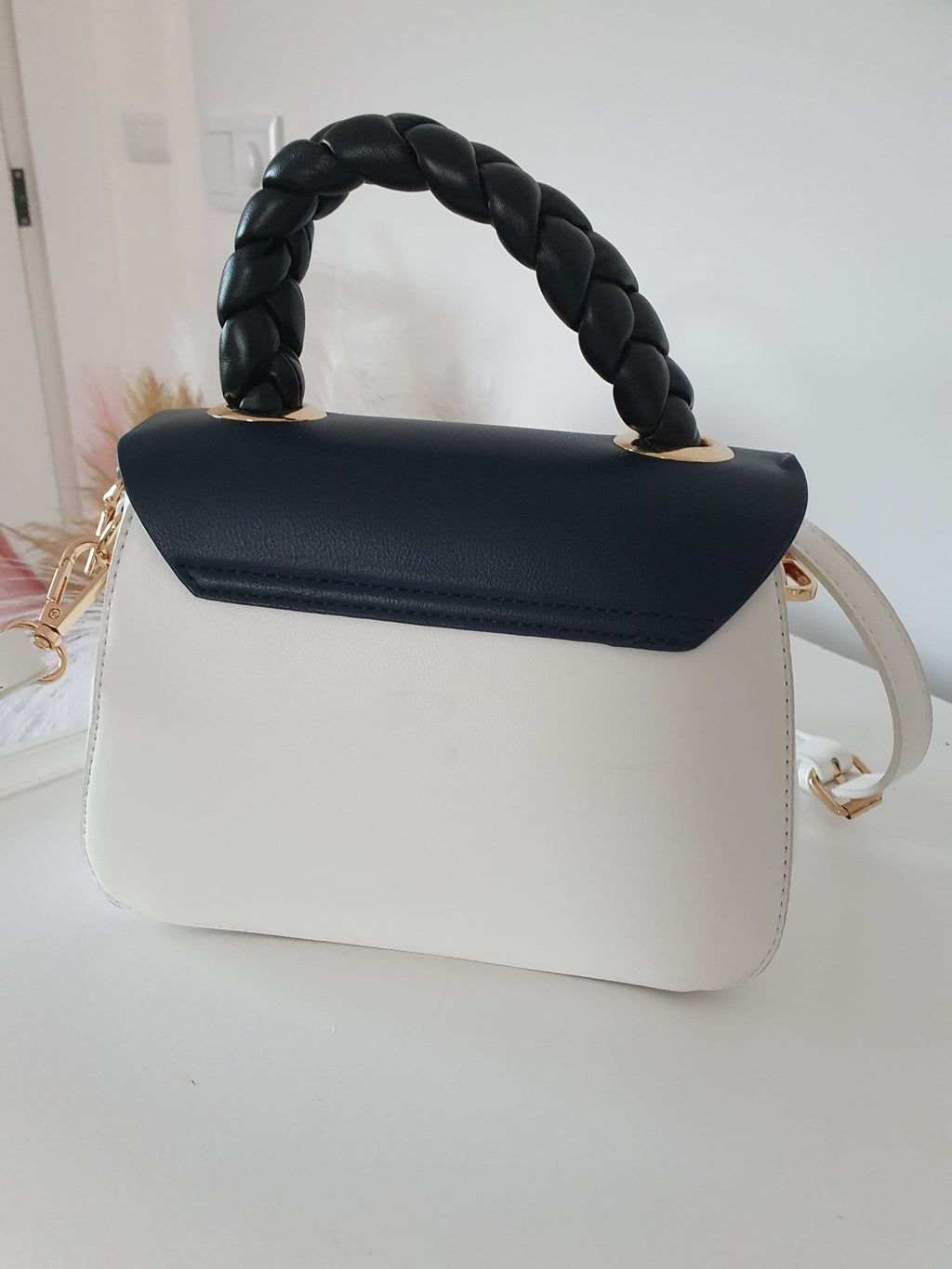 Sac à main bicolore blanc & marine — Anse tressée noire & finitions dorées