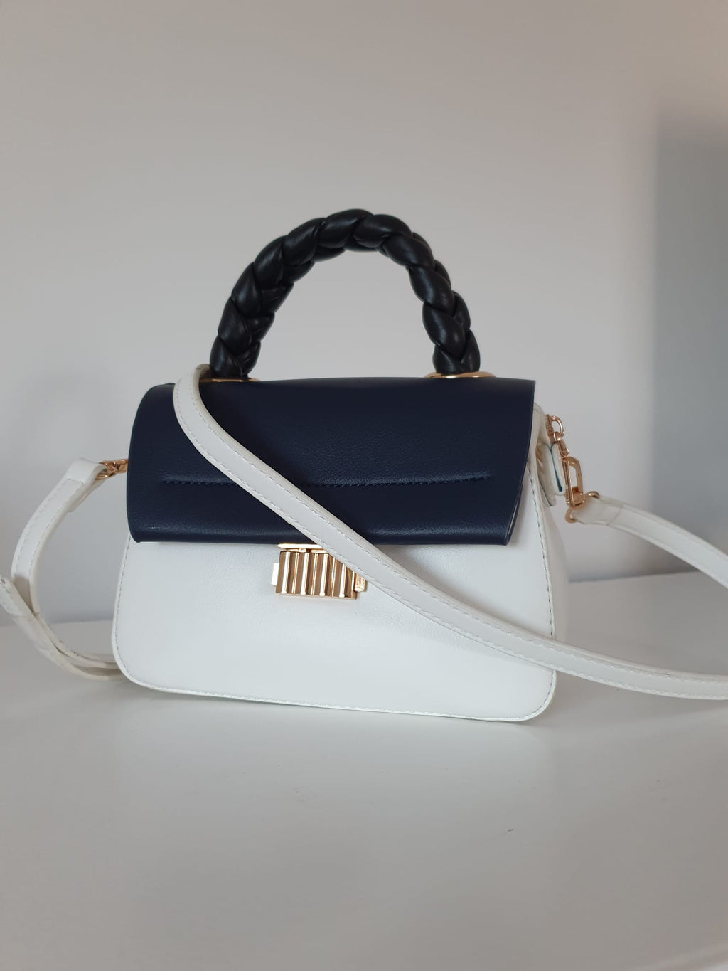 Sac à main bicolore blanc & marine — Anse tressée noire & finitions dorées