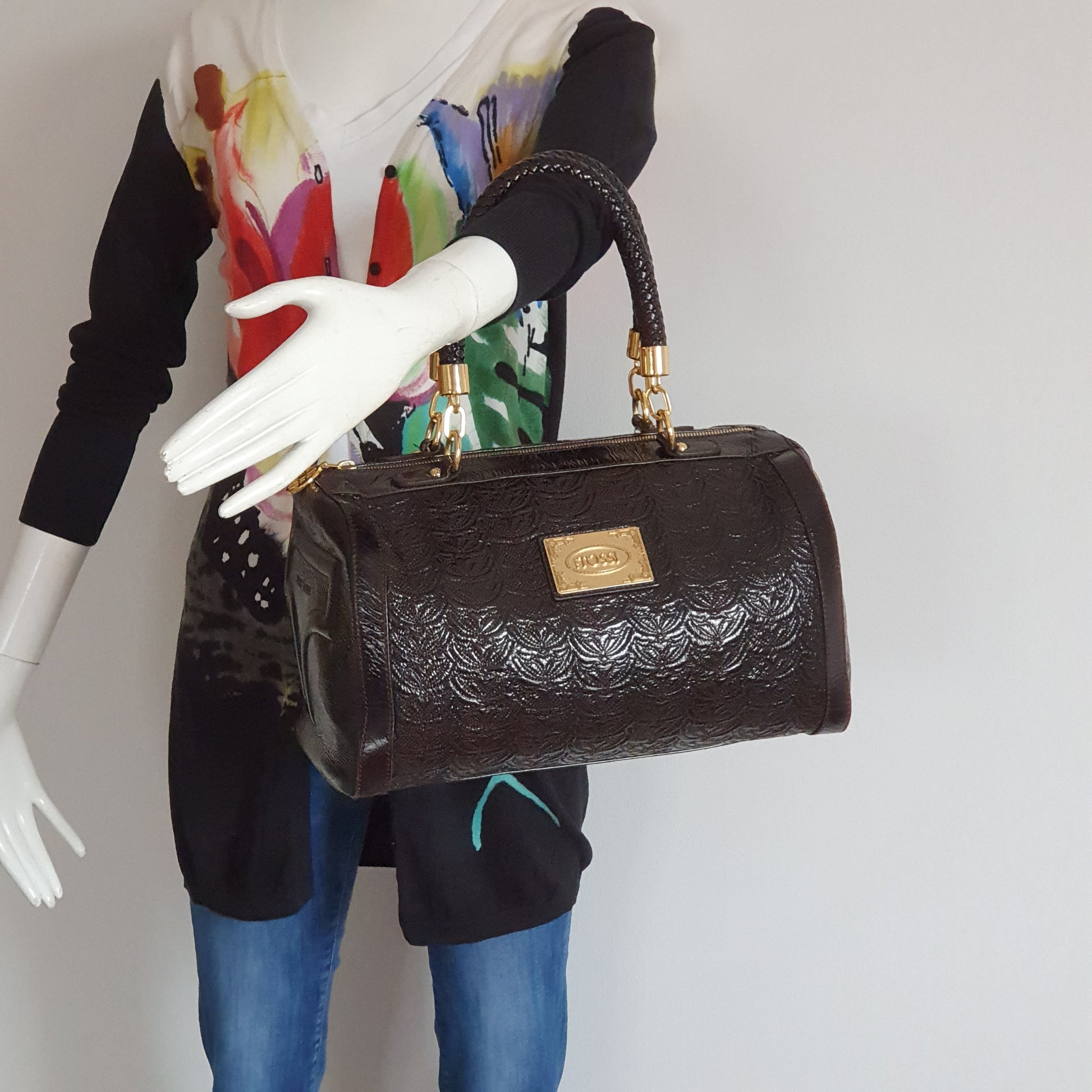 Sac bowling Silvio Tossi porté au coude — mannequin en gilet multicolore