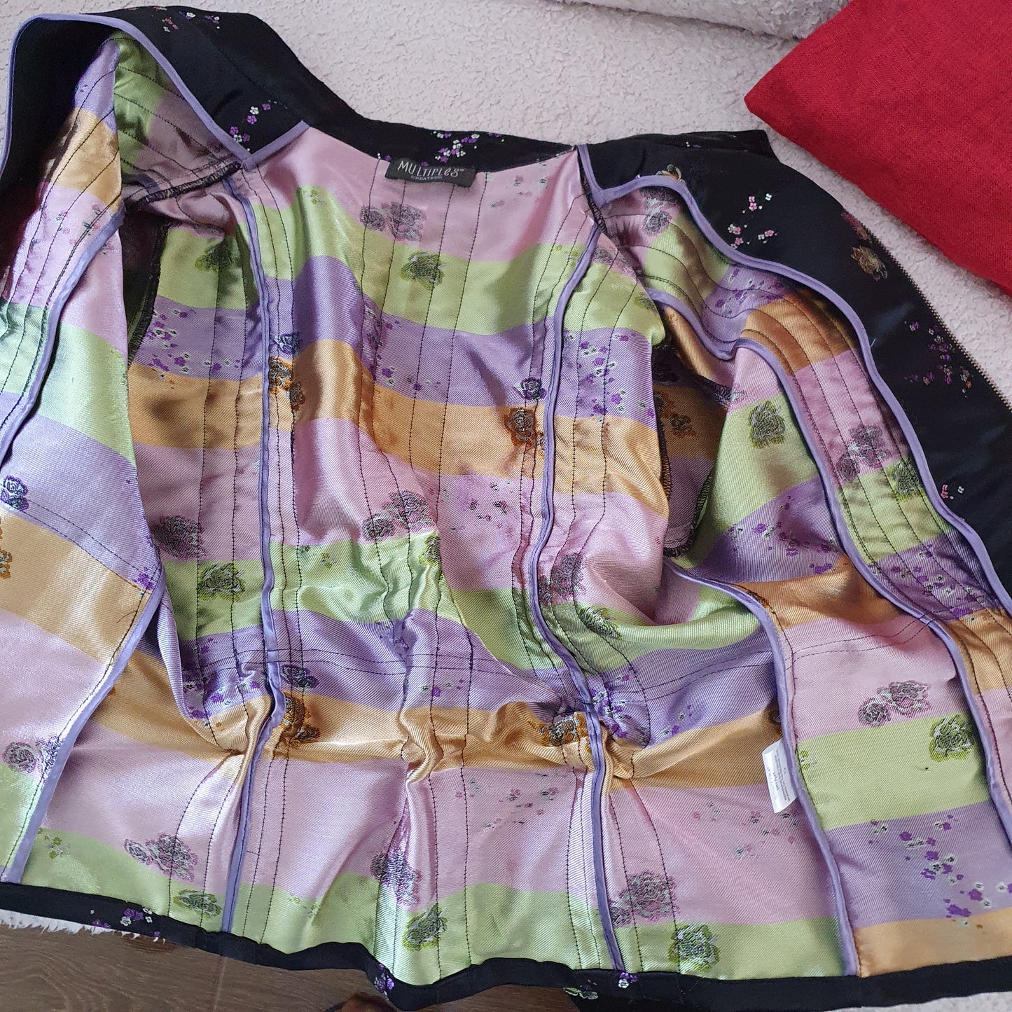 Veste kimono vintage satin noir à plat ouverte — doublure intérieure multicolore rayures lilas vert et or motifs floraux, finition couture Multiples Créateur