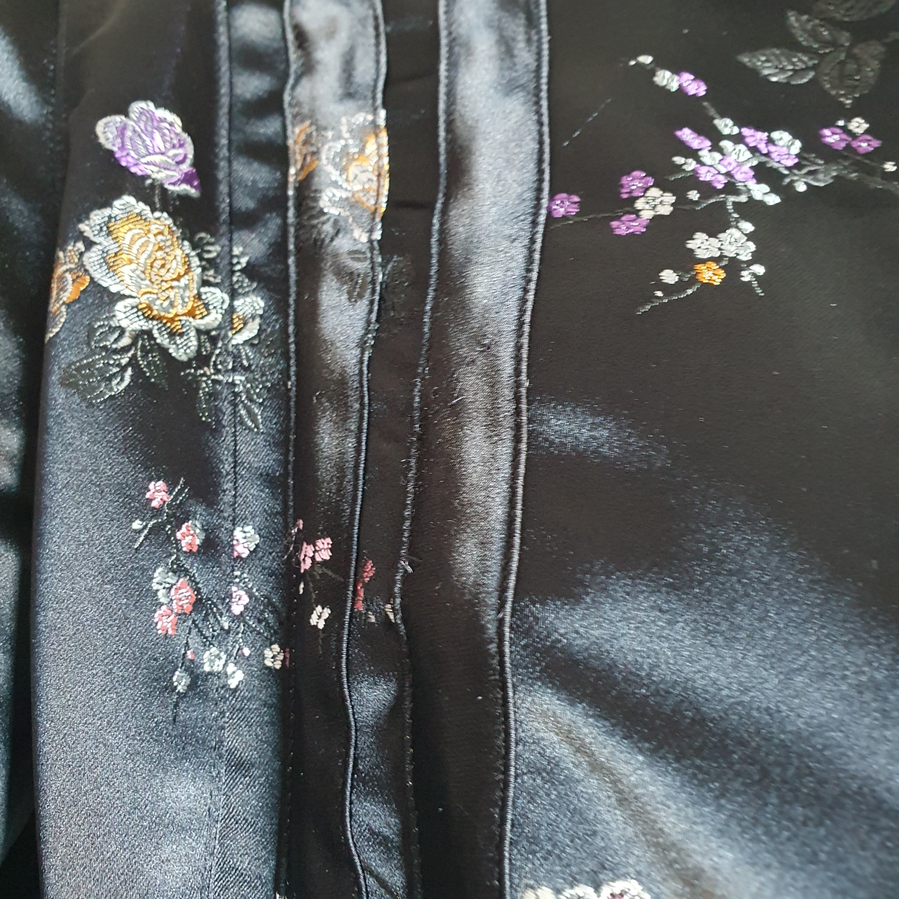 Veste kimono vintage noire brodée - doublure intérieure multicolore