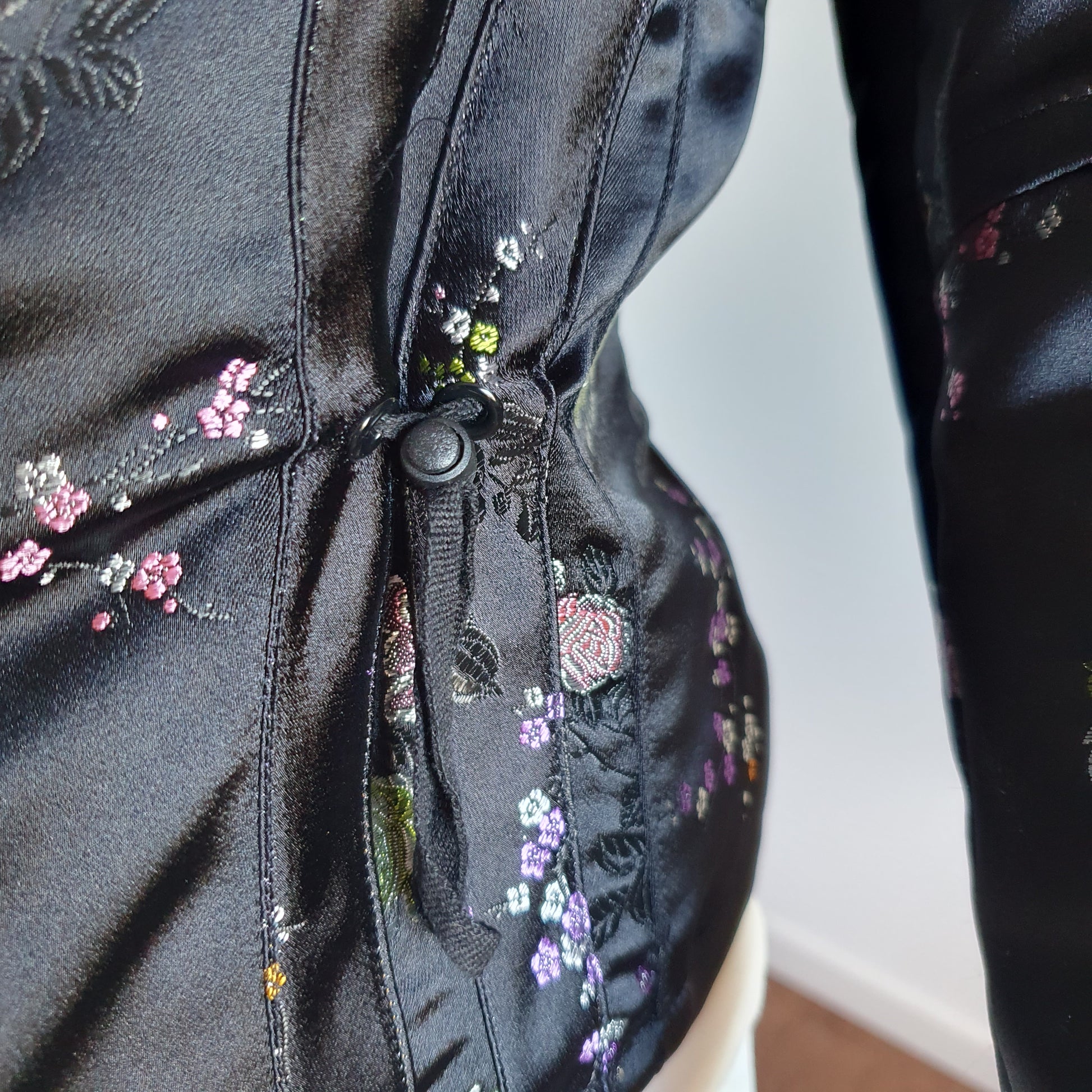 Veste kimono haori vintage satin noir — gros plan cordons de serrage taille ajustable, finition couture Multiples Créateur T2