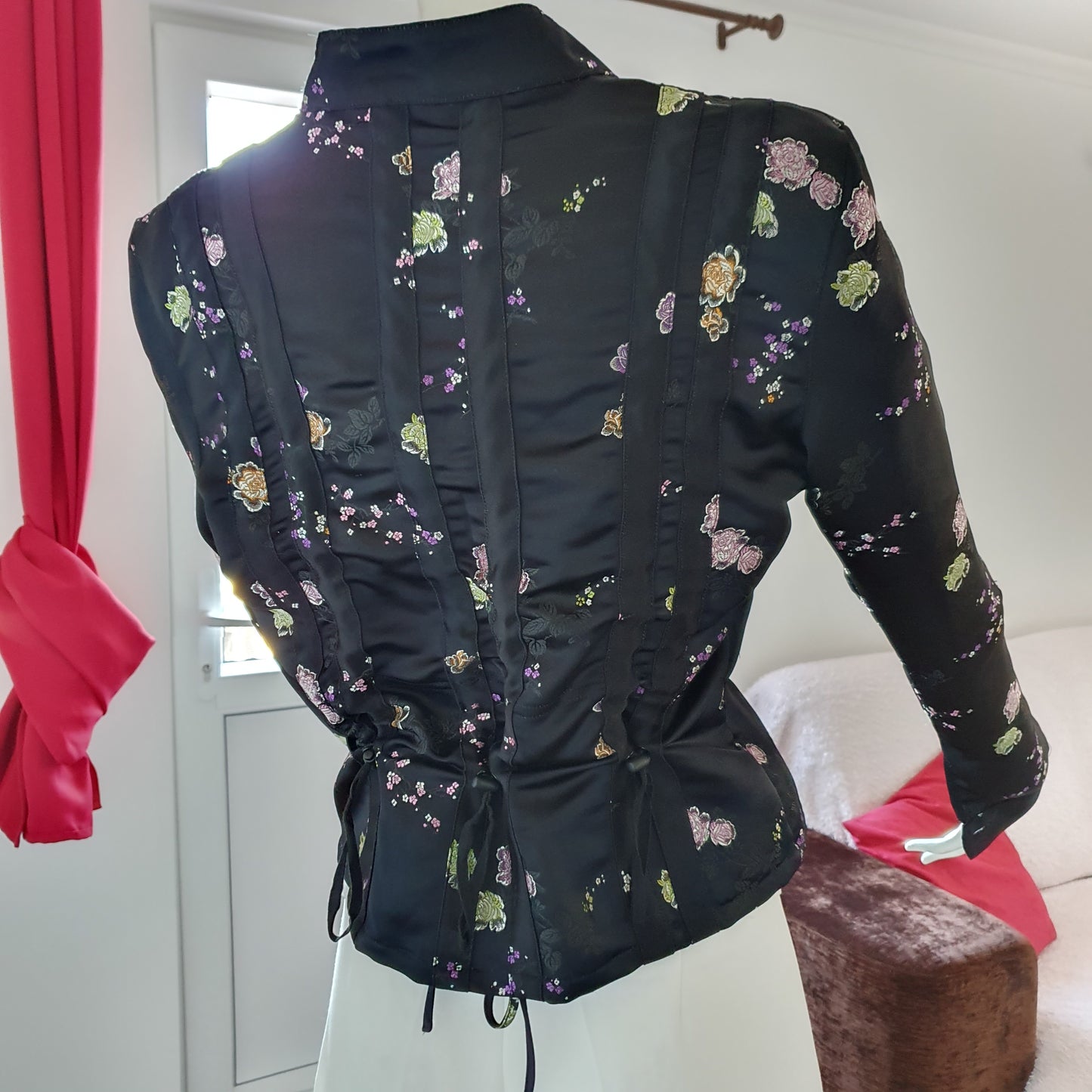 Veste kimono haori vintage satin noir — vue de dos, broderies florales multicolores, cordons et liens de serrage taille, coupe structurée Multiples Créateur T2