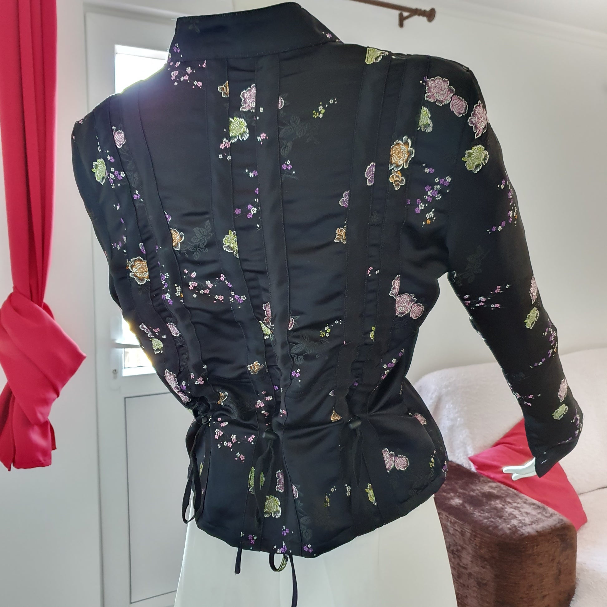 Veste kimono haori vintage satin noir — vue de dos, broderies florales multicolores, cordons et liens de serrage taille, coupe structurée Multiples Créateur T2