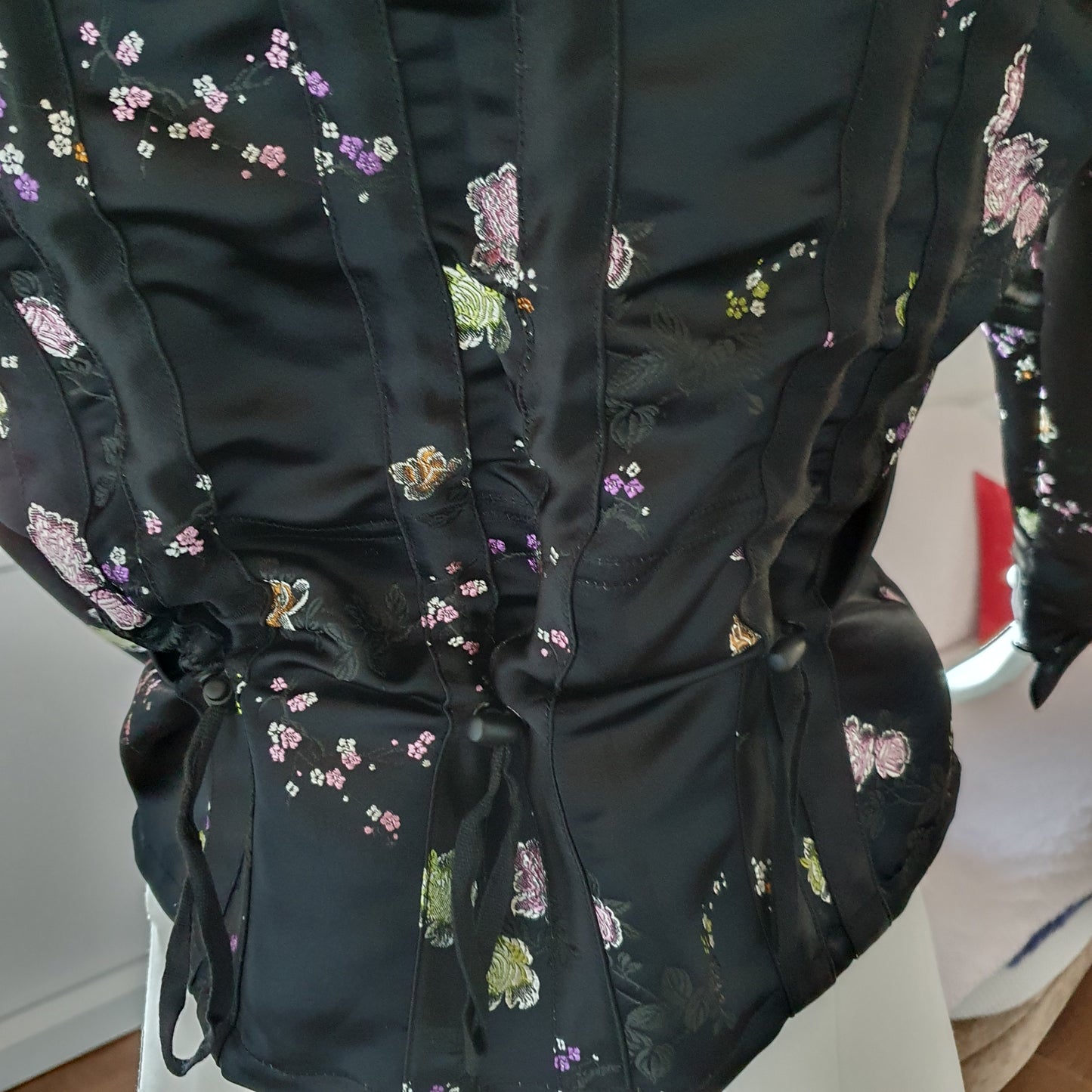 Veste kimono vintage satin noir — gros plan bas du dos, plissé et cordons de serrage taille, détail couture bohème chic Multiples Créateur