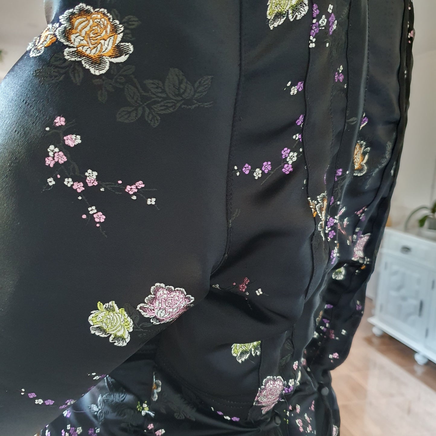 Veste kimono vintage satin noir — détail épaule structurée et manche longue évasée, broderies florales multicolores Multiples Créateur T2
