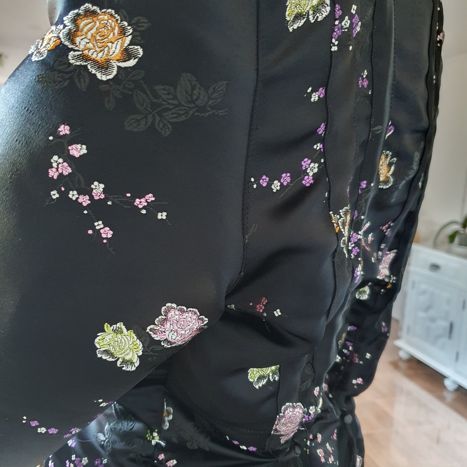 Veste kimono vintage satin noir — détail épaule structurée et manche longue évasée, broderies florales multicolores Multiples Créateur T2