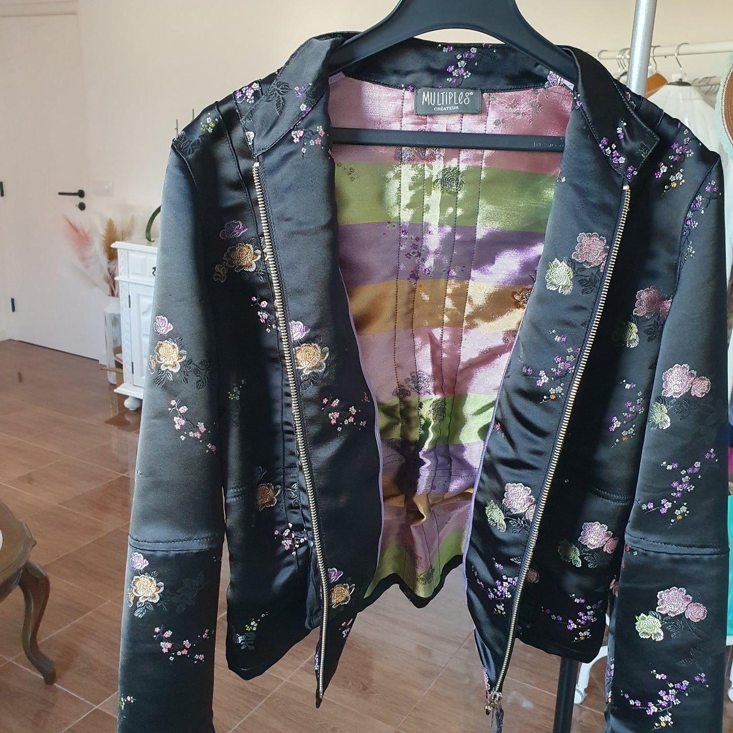 Veste kimono haori vintage satin noir ouverte sur cintre — doublure intérieure multicolore visible, broderies florales et zip argenté, Multiples Créateur T2