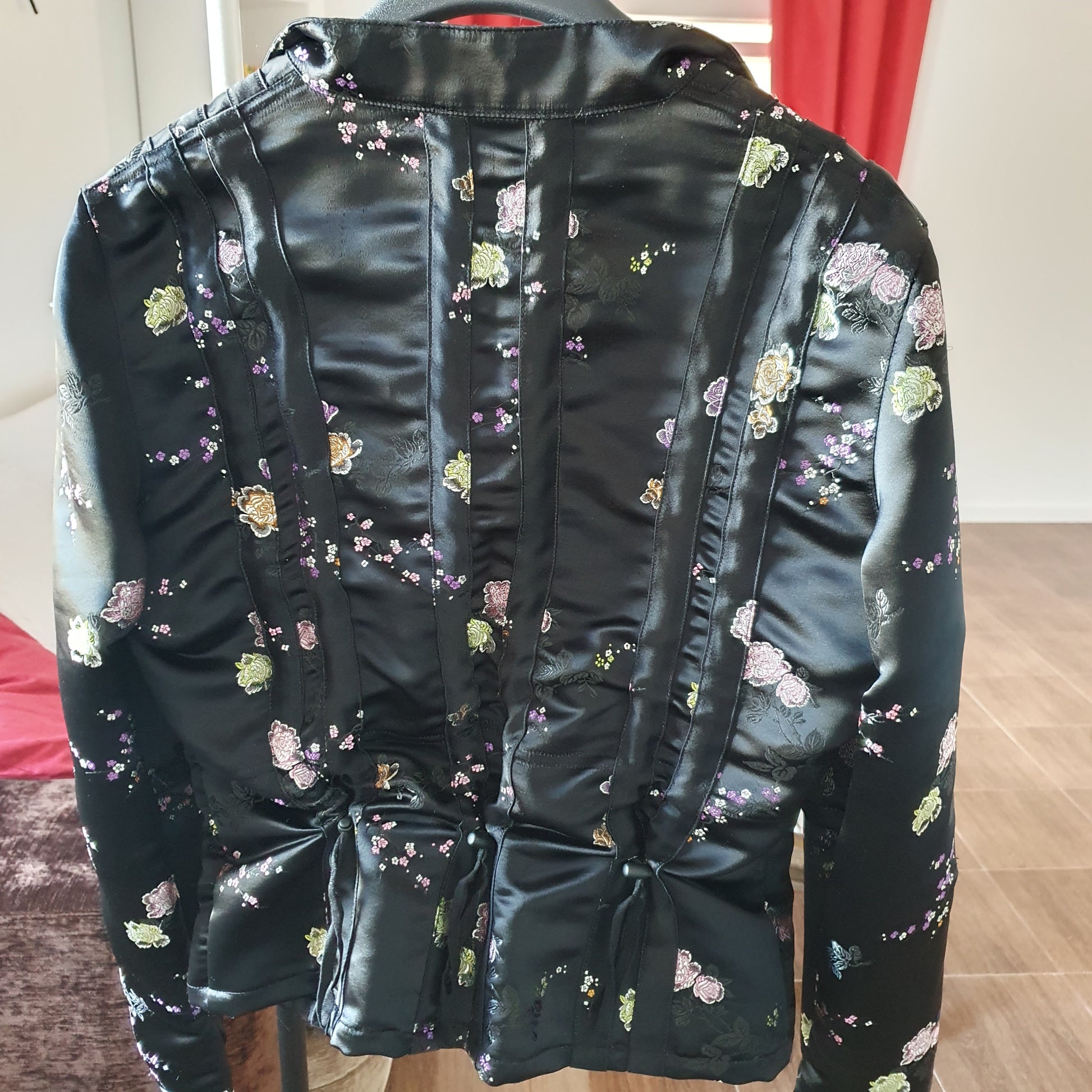 Veste kimono vintage satin noir sur cintre — vue de dos, reflet brillant du satin, broderies florales multicolores Multiples Créateur T2