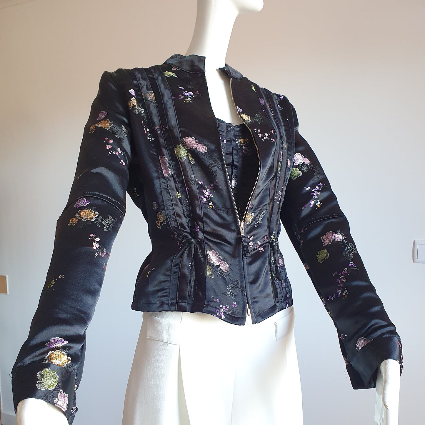 Veste kimono vintage satin noir broderies florales multicolores Multiples Créateur — vue de face, zip argenté, coupe cintrée T2