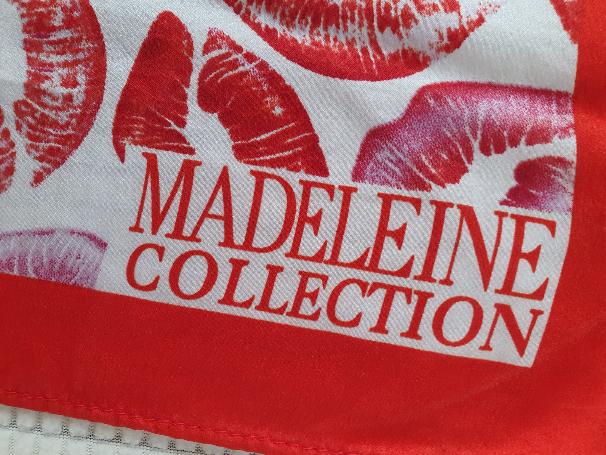 Carré Madeleine Collection - logo et détail tissu