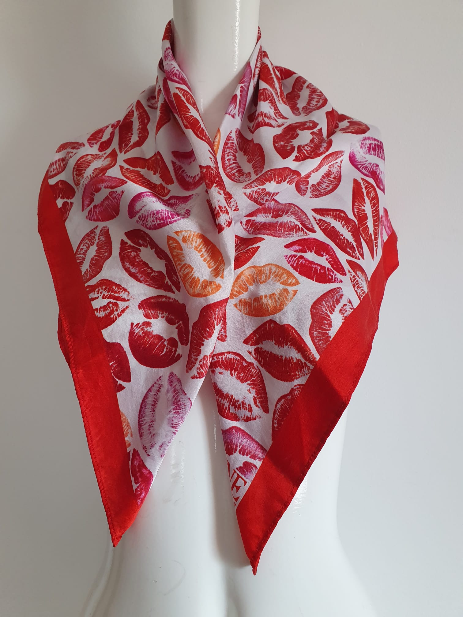Carré Madeleine Collection motif lèvres rouge - porté sur mannequin