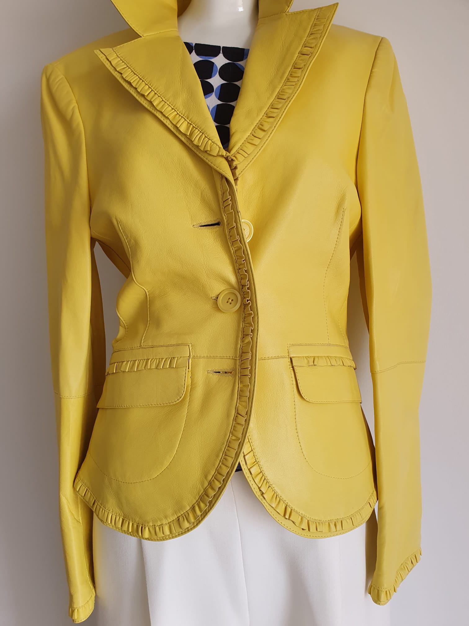 Veste cuir agneau jaune vif MADELEINE Mode - portée sur mannequin profil