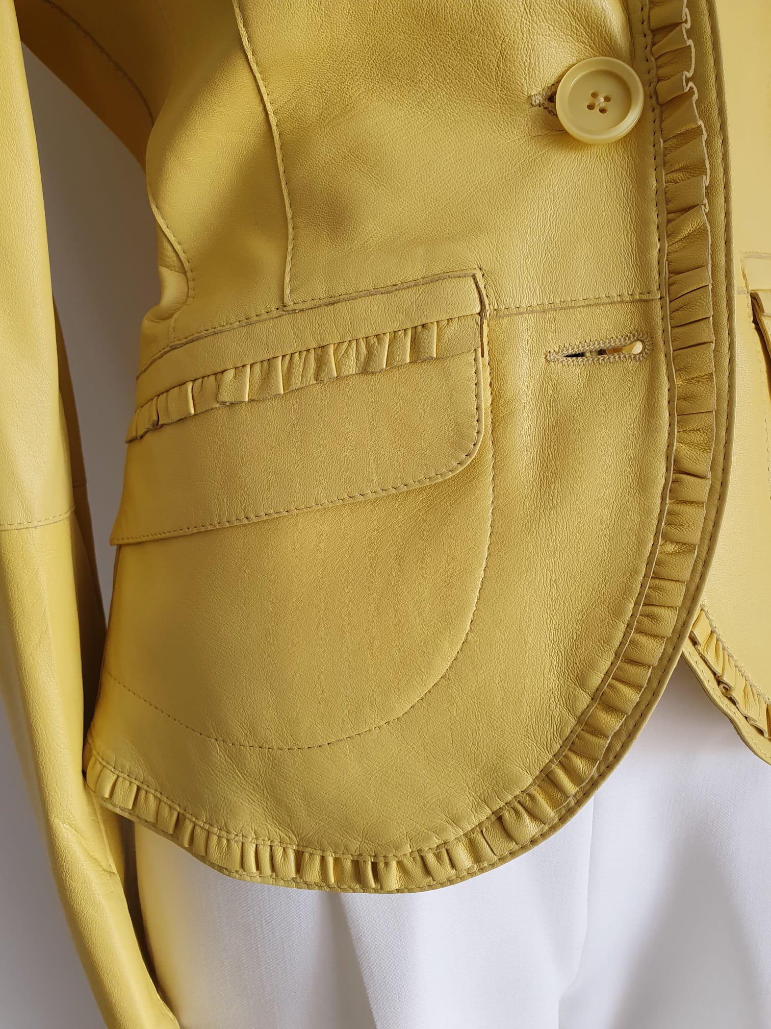 Veste cuir agneau jaune vif MADELEINE Mode - détail finitions froncées