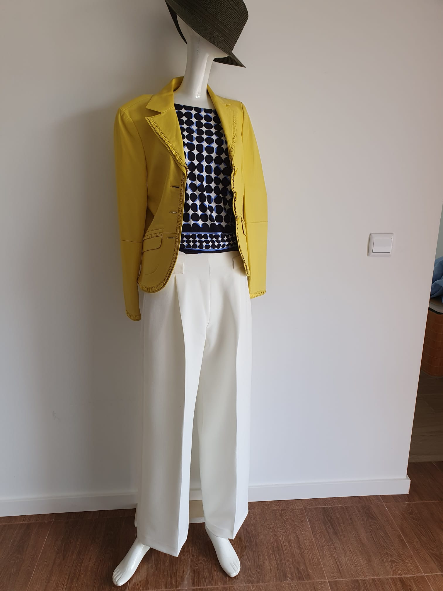 Veste cuir agneau jaune vif MADELEINE Mode - détail col et boutons