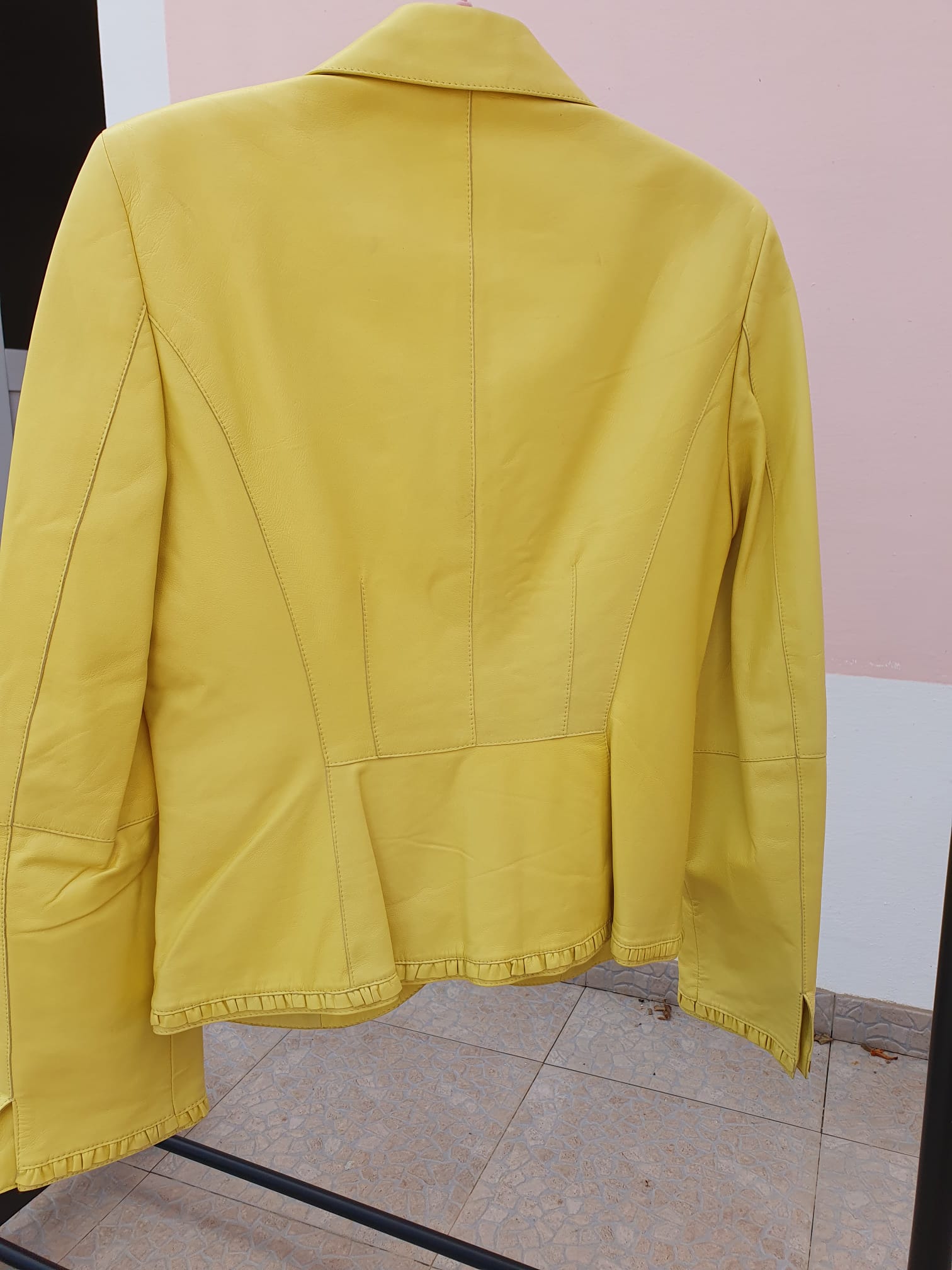 Veste cuir agneau jaune vif MADELEINE Mode - détail manches