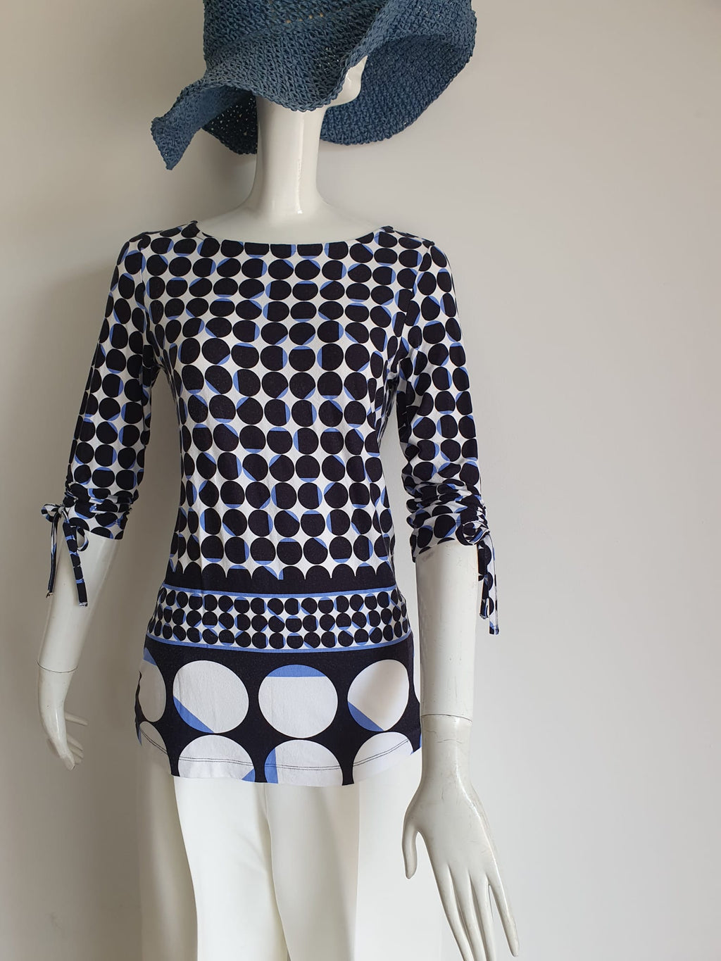 Top graphique pois géométriques noir blanc bleu - vue de face sur mannequin