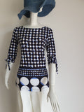Top graphique pois géométriques noir blanc bleu - vue de face sur mannequin