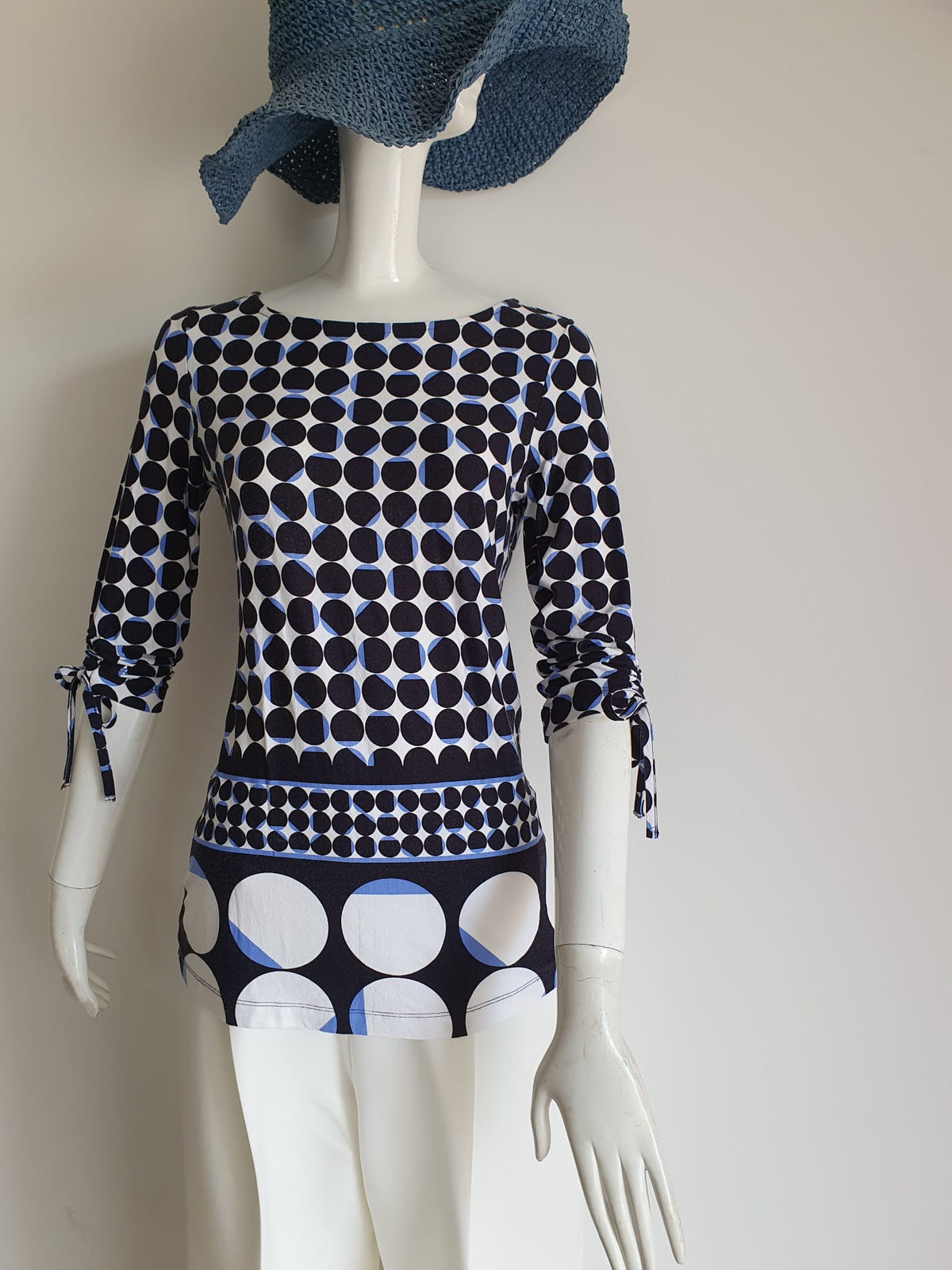 Top graphique pois géométriques noir blanc bleu - vue de face sur mannequin