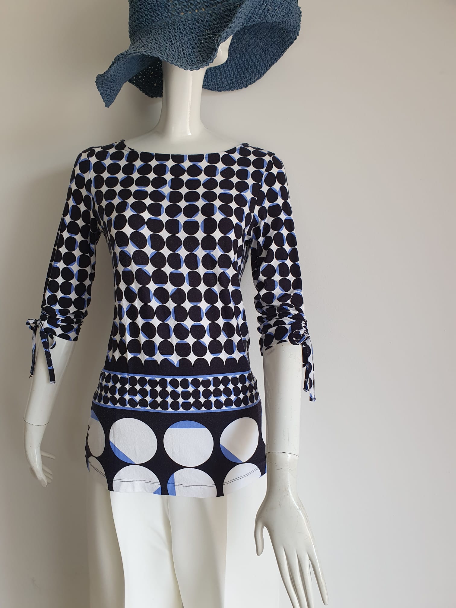 Top graphique pois géométriques noir blanc bleu - vue de face sur mannequin