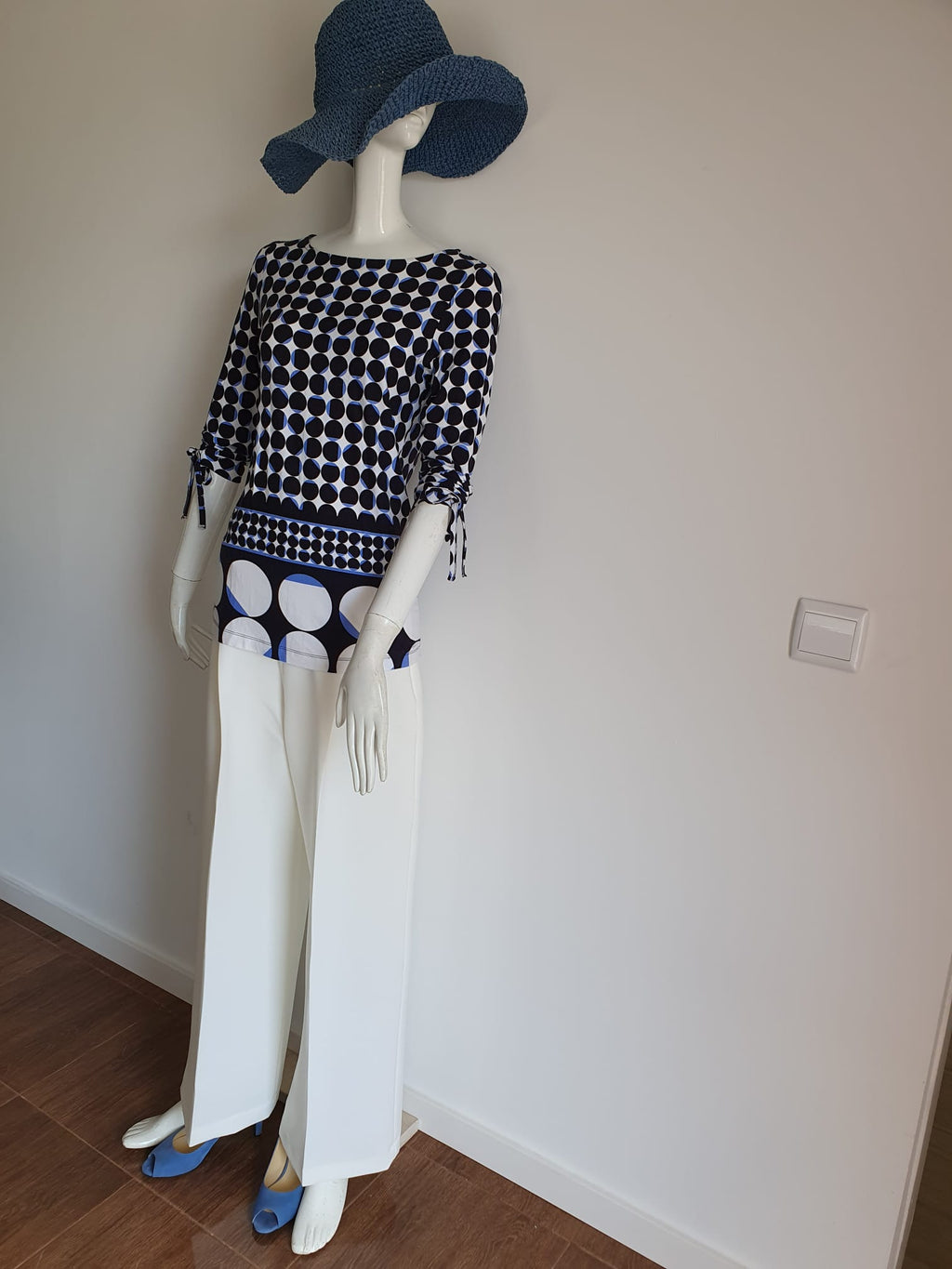 Top graphique pois géométriques - look complet avec pantalon blanc