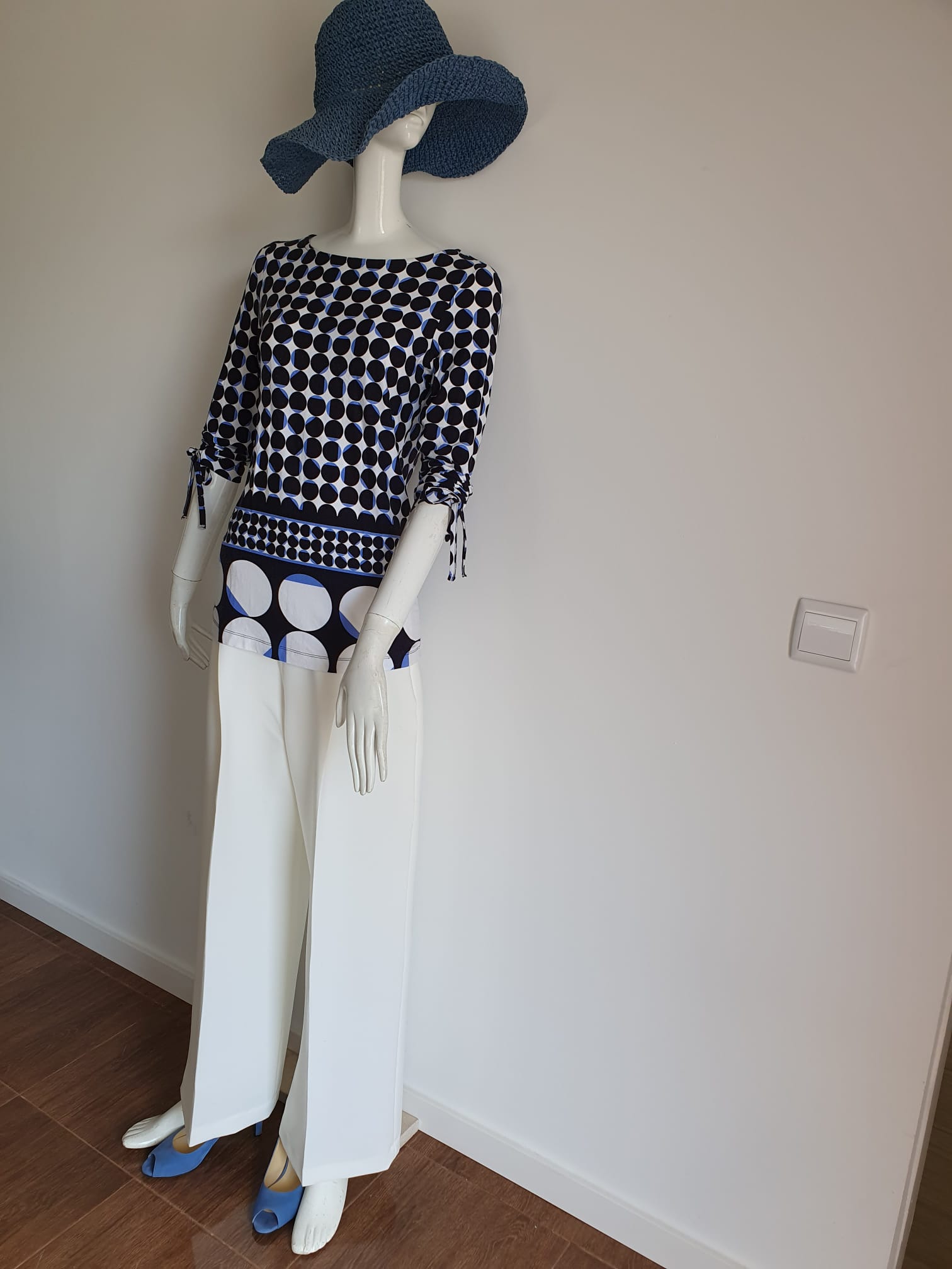 Top graphique pois géométriques - look complet avec pantalon blanc
