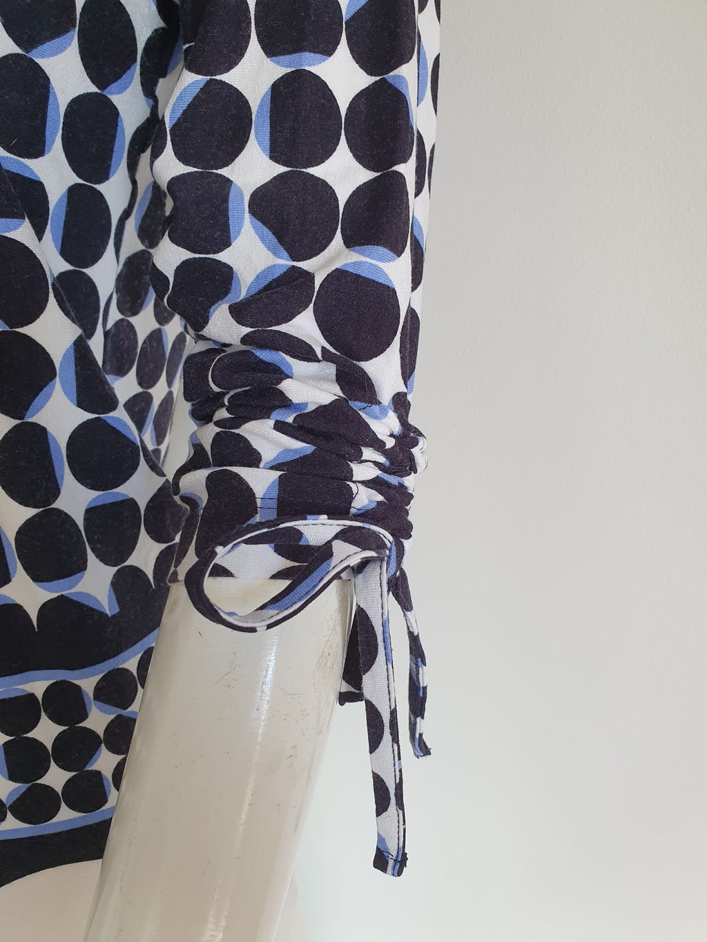 Top graphique pois - détail manche froncée et lacet