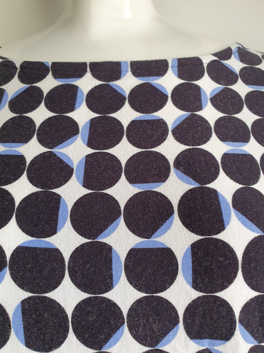 Top graphique pois - détail tissu et motif