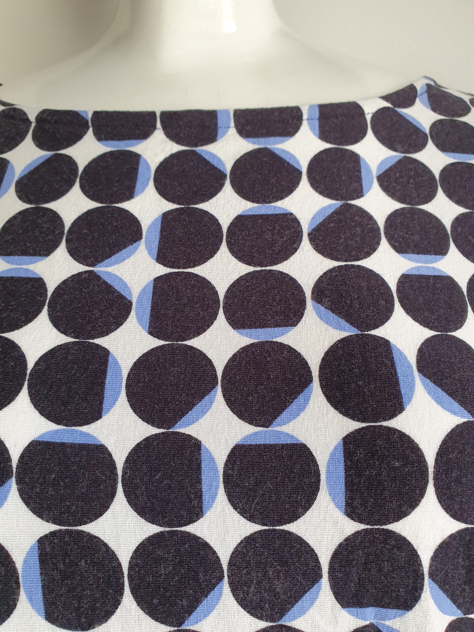 Top graphique pois - détail tissu et motif