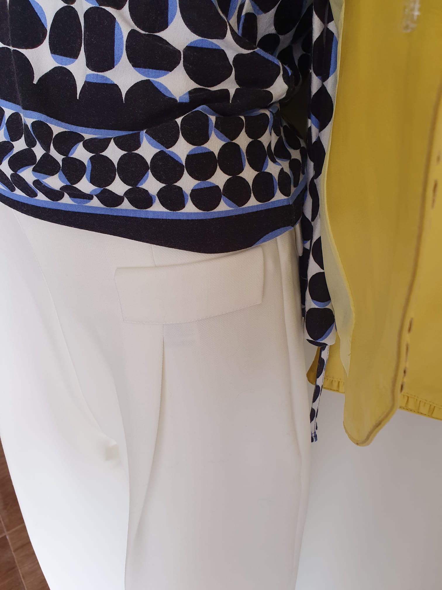 Pantalon palazzo blanc - look complet avec chapeau bleu et top pois