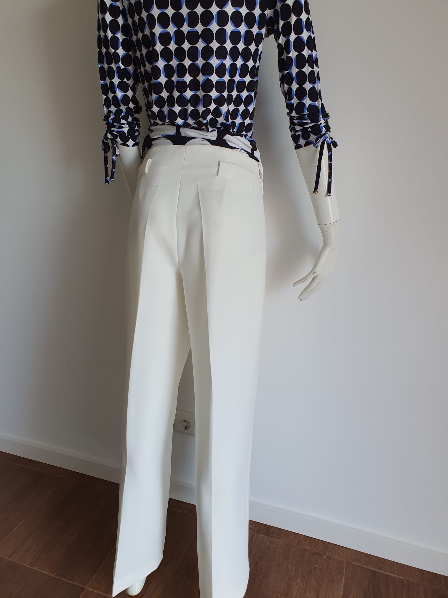 Pantalon palazzo blanc - détail tissu texturé
