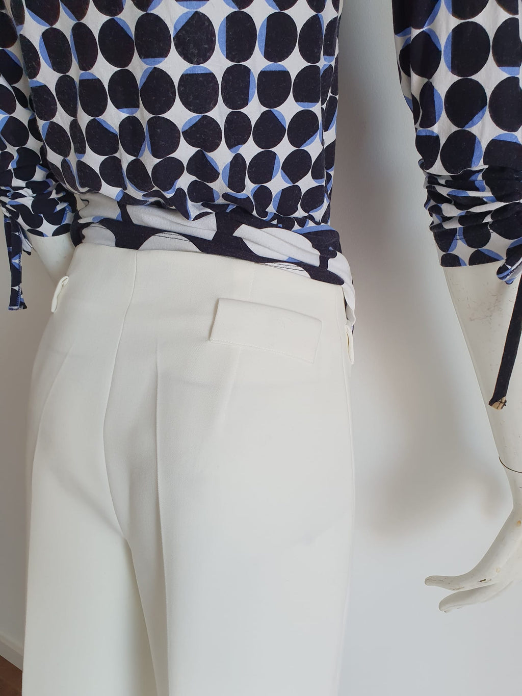 Pantalon palazzo blanc - vue jambe large de profil