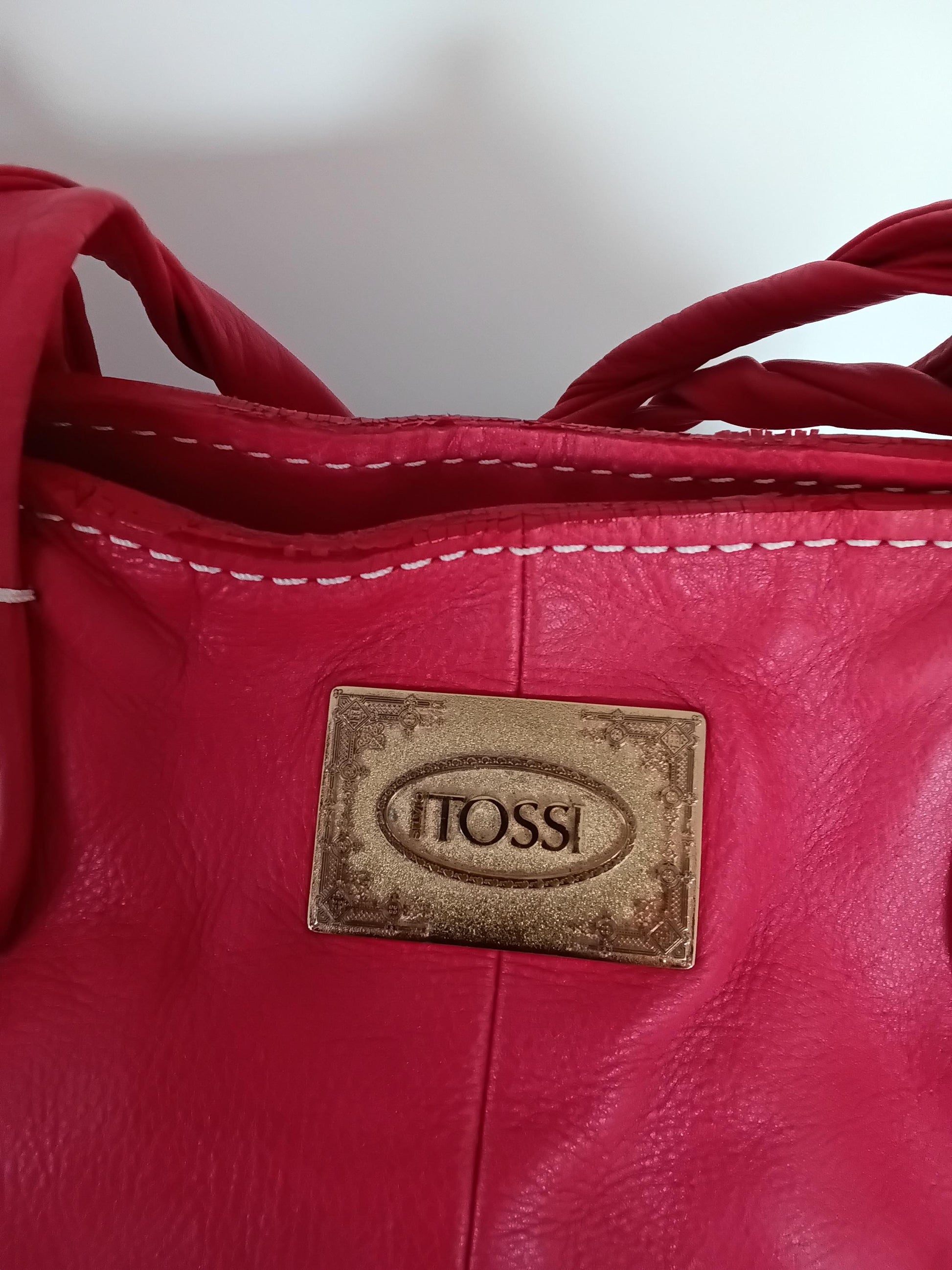 Sac Silvio Tossi — gros plan plaque signature dorée et surpiqûres blanches
