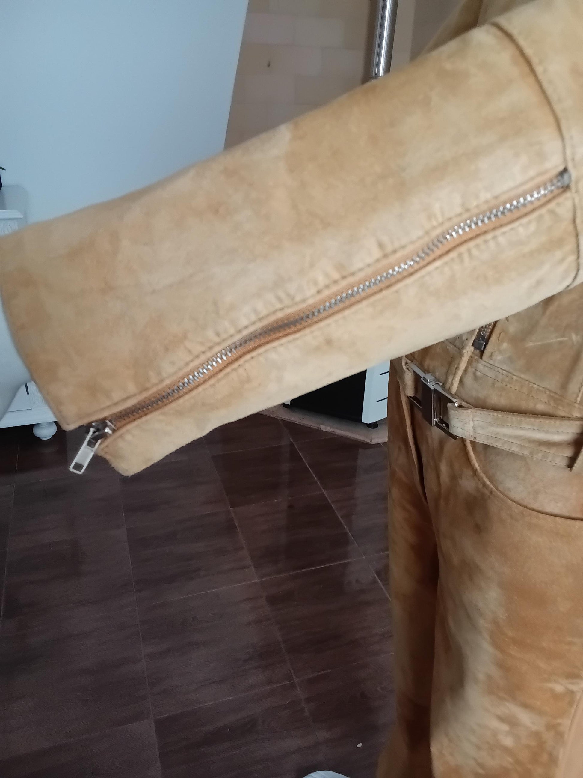 Veste tailleur daim moutarde — détail zip argenté au bas de la manche gauche, texture cuir suédé véritable