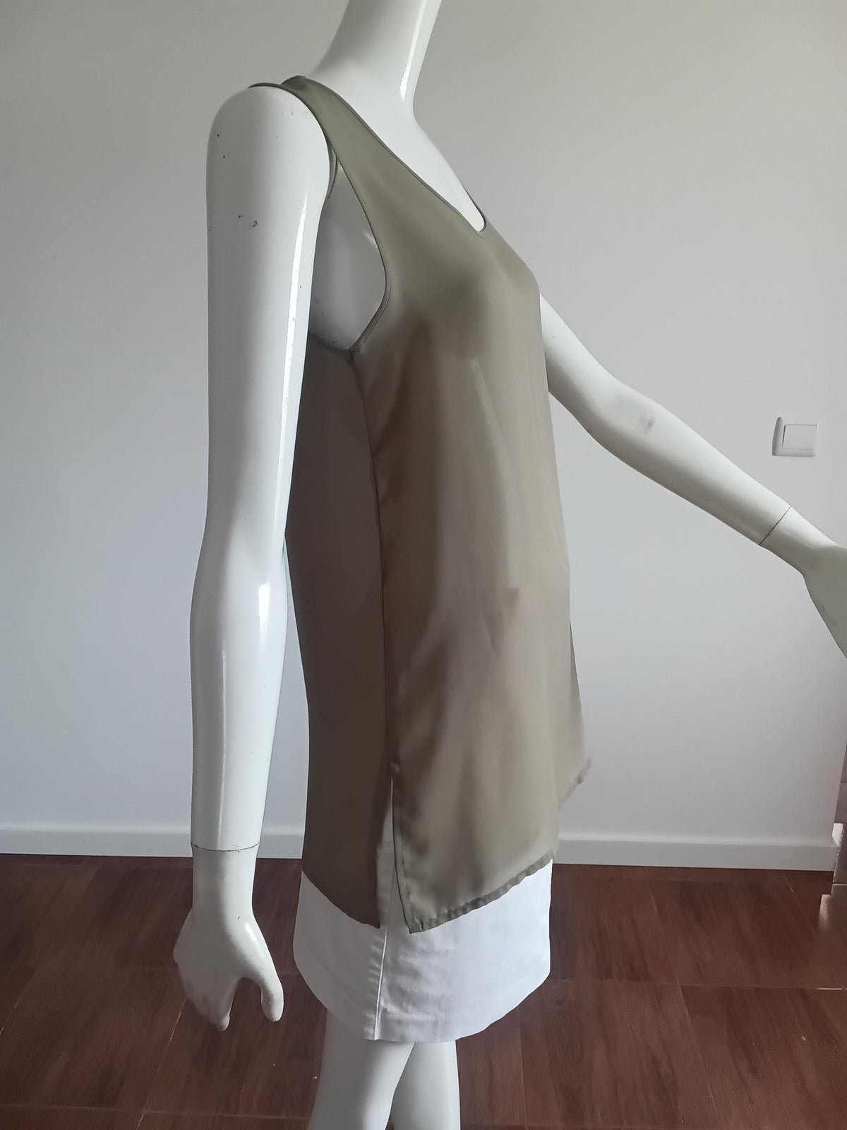 Ensemble 3 Pièces Place Royale | Jupe Blanc, Débardeur & Gilet Kaki | T. 38 FR