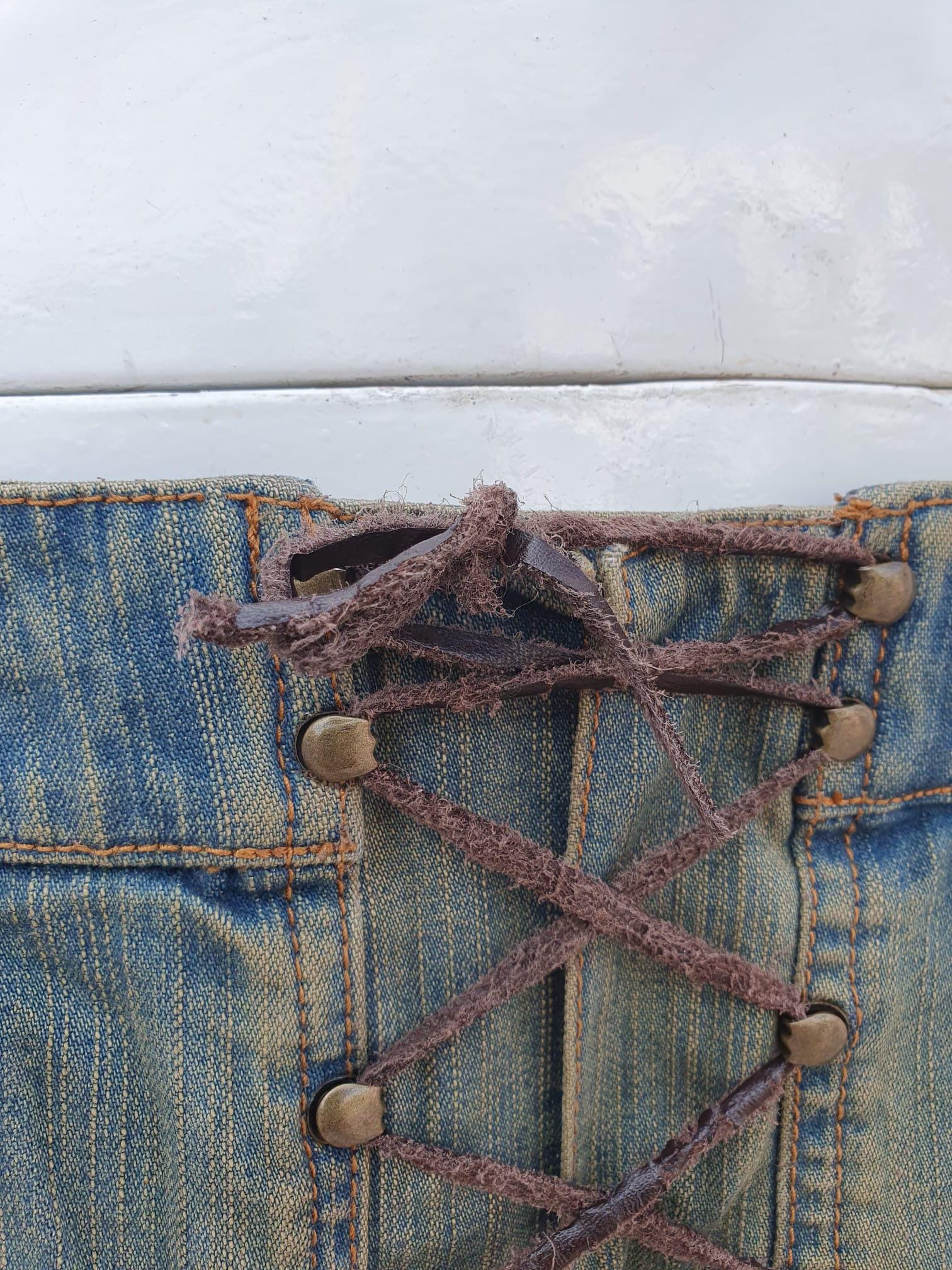 Vintage Minijupe taille basse en denim vieilli à Lacets — Taille 36 FR