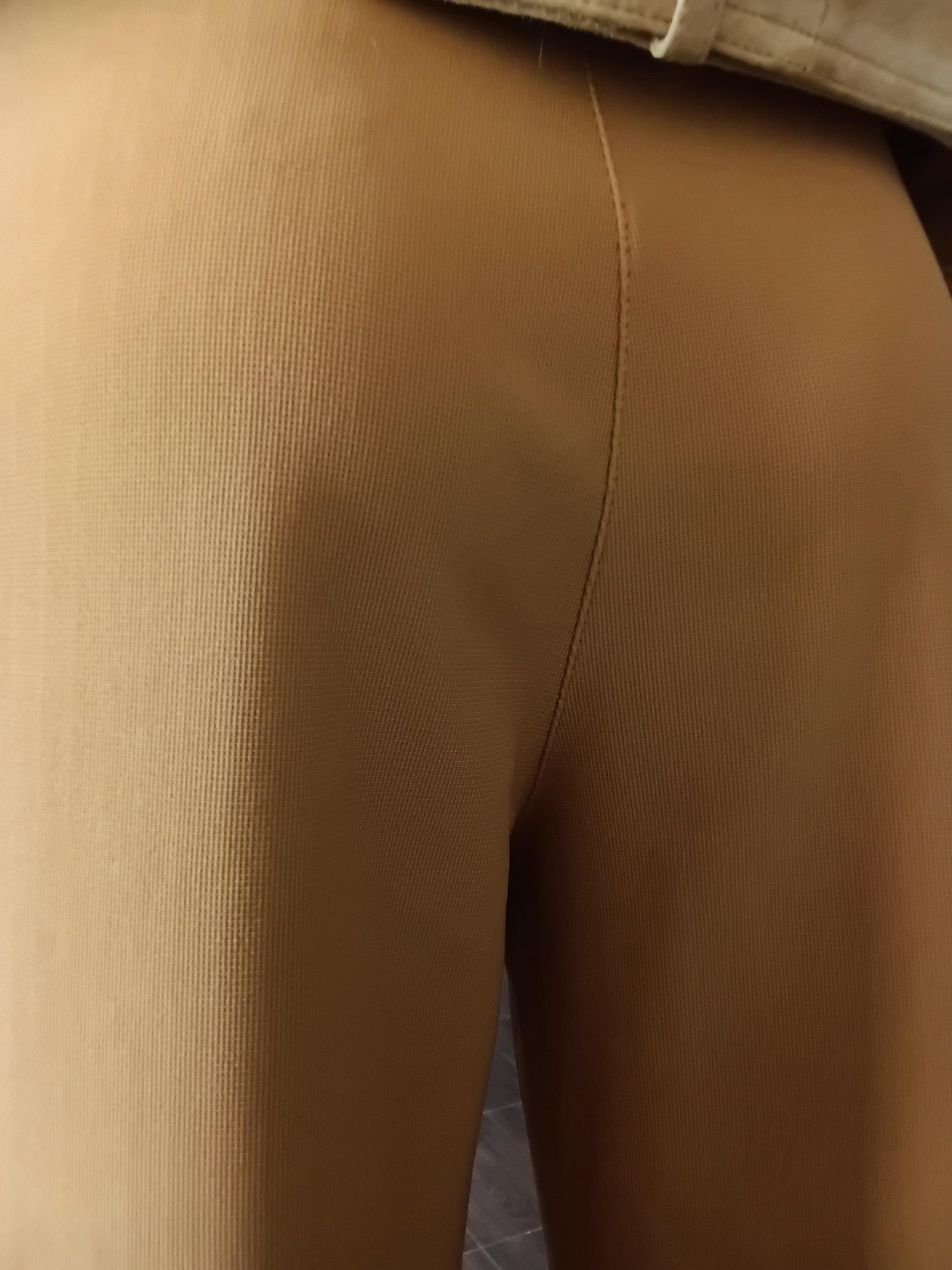 Pantalon tailleur daim moutarde — vue de dos, face arrière en polyester extensible, coupe droite taille haute, taille 36 FR