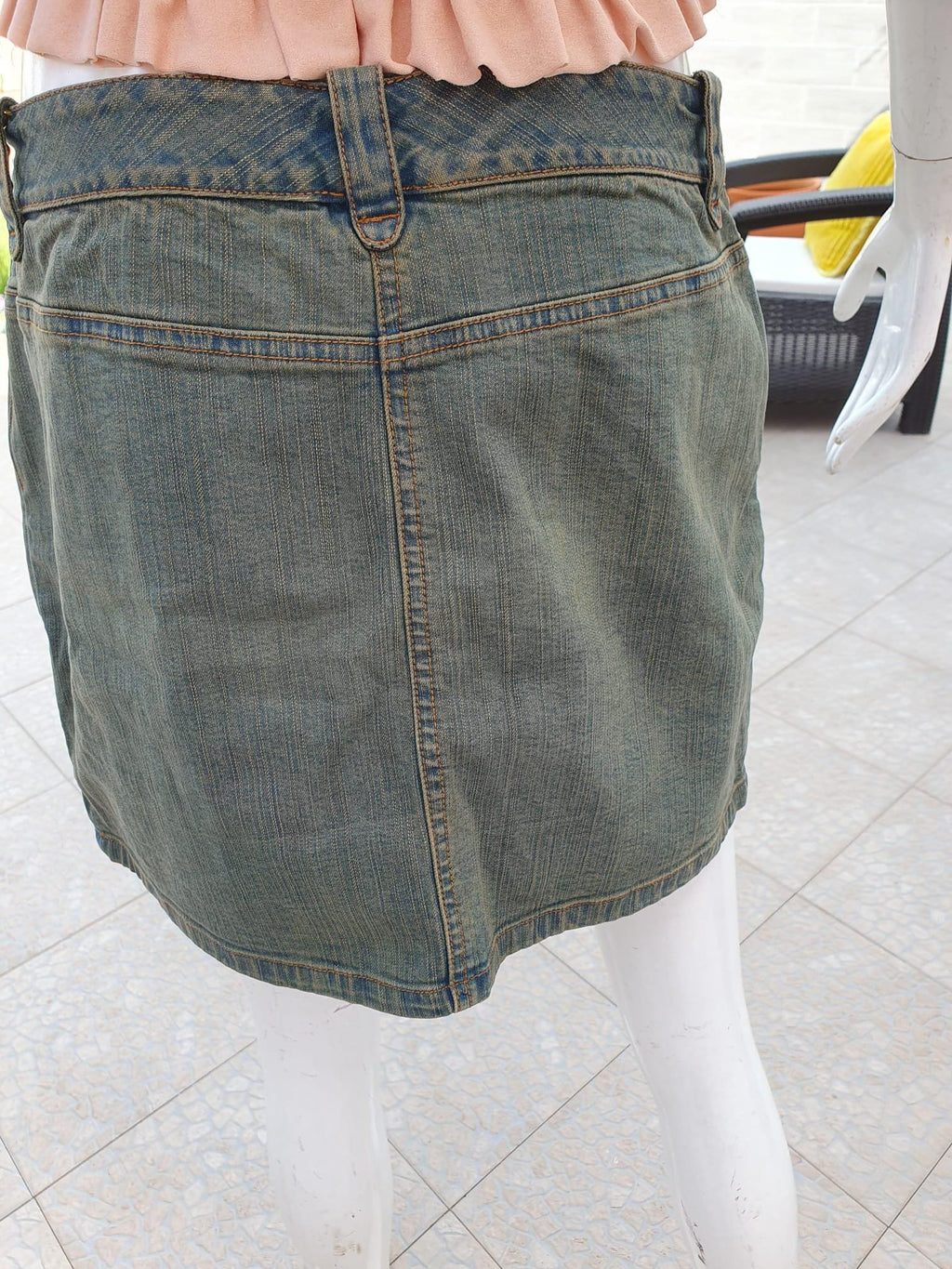 Vintage Minijupe taille basse en denim vieilli à Lacets — Taille 36 FR