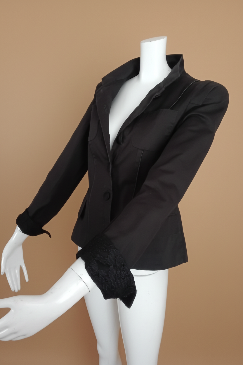 Blazer noir satiné fond beige