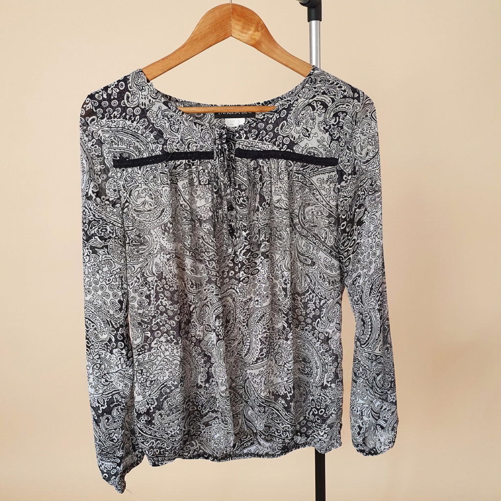 Vue de face de la blouse Patrizia Dini sur cintre, imprimé cachemire et manches longues